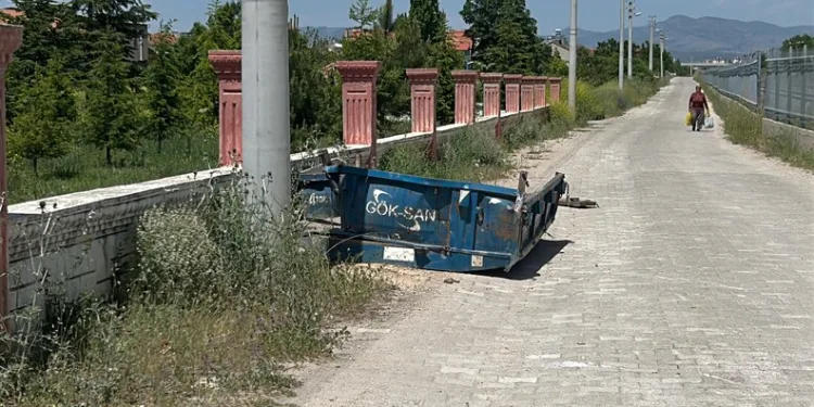 Uşak’ta hemzemin geçitte traktör ile tren çarpıştı: 1 yaralı