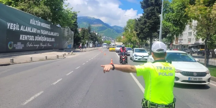 Uşak’ta hemzemin geçitte traktör ile tren çarpıştı: 1 yaralı