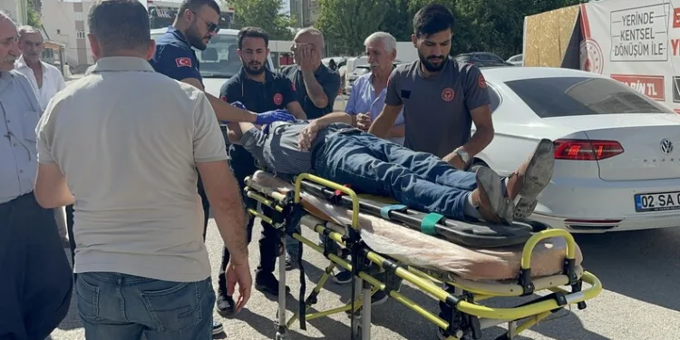 Uşak’ta hemzemin geçitte traktör ile tren çarpıştı: 1 yaralı