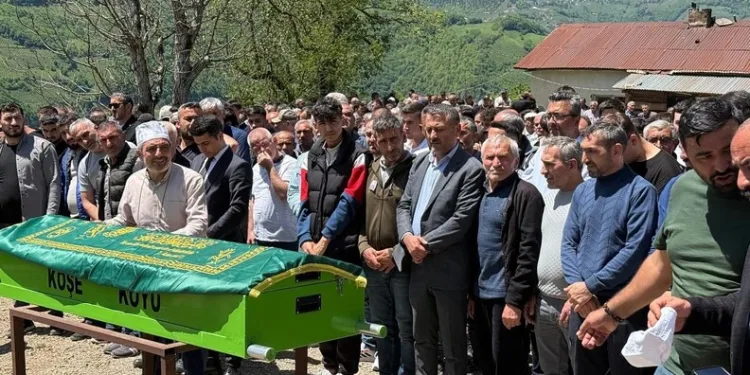 Uşak’ta hemzemin geçitte traktör ile tren çarpıştı: 1 yaralı