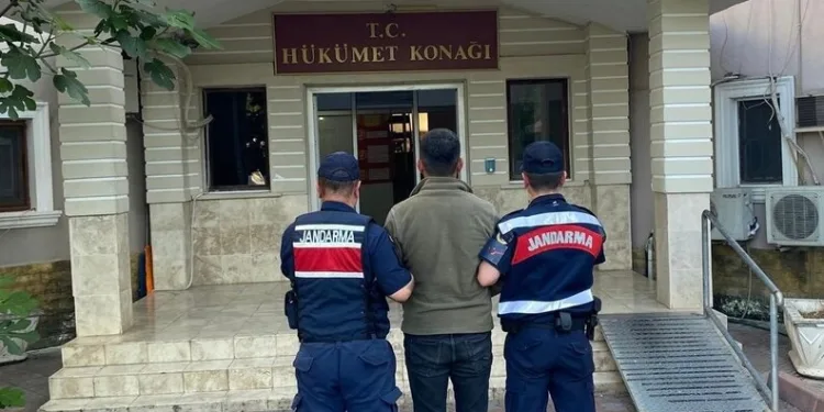 Uşak’ta hemzemin geçitte traktör ile tren çarpıştı: 1 yaralı