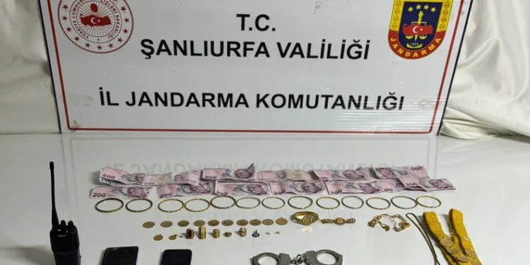 Uşak’ta hemzemin geçitte traktör ile tren çarpıştı: 1 yaralı