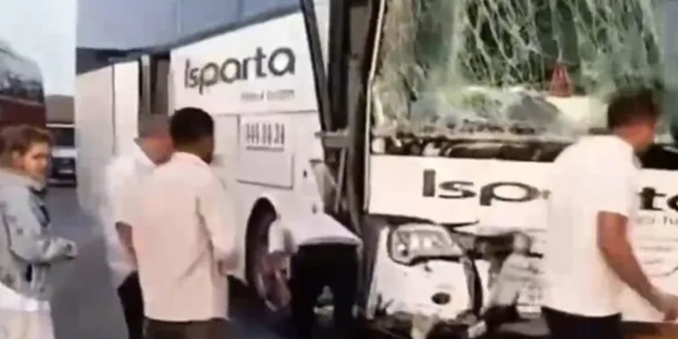 Isparta’da iki yolcu otobüsü çarpıştı: 1’i ağır 27 yaralı