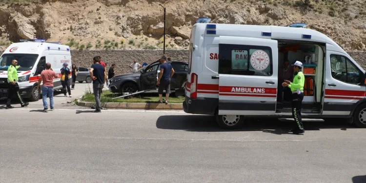 Isparta’da iki yolcu otobüsü çarpıştı: 1’i ağır 27 yaralı