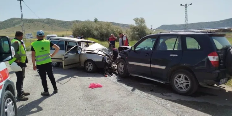 Otomobil ve cip kafa kafaya çarpıştı: 1’i ağır 6 yaralı