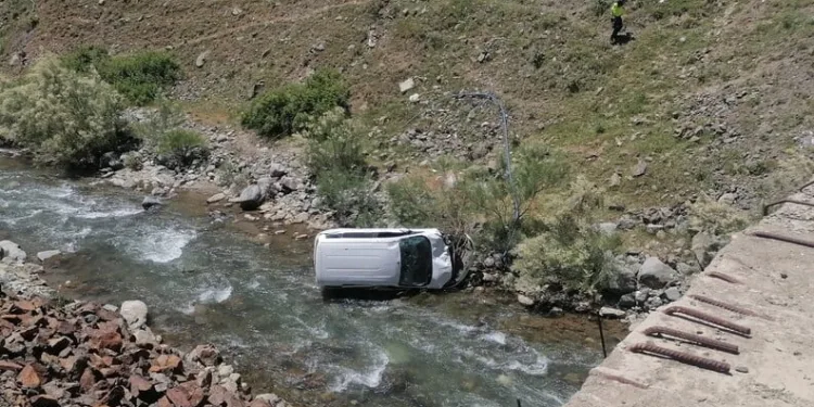 Otomobil ve cip kafa kafaya çarpıştı: 1’i ağır 6 yaralı