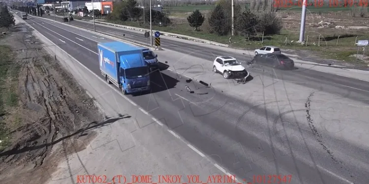 Elazığ’da köy minibüsü takla attı: 3’ü ağır 7 yaralı