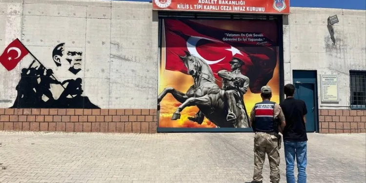 Elazığ’da köy minibüsü takla attı: 3’ü ağır 7 yaralı