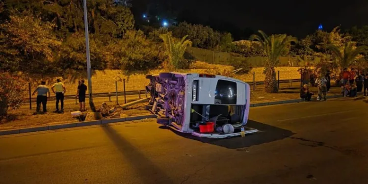 Alanya’da aydınlatma direğine çarpan minibüs devrildi