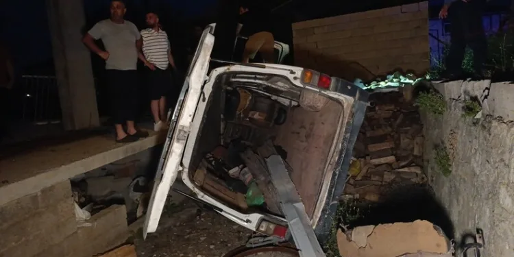 Alanya’da aydınlatma direğine çarpan minibüs devrildi