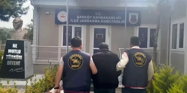 Alanya’da aydınlatma direğine çarpan minibüs devrildi