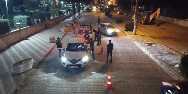 Alanya’da aydınlatma direğine çarpan minibüs devrildi