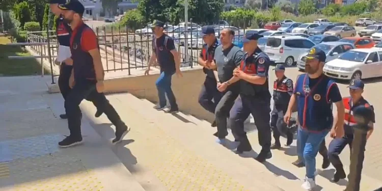 Alanya’da aydınlatma direğine çarpan minibüs devrildi