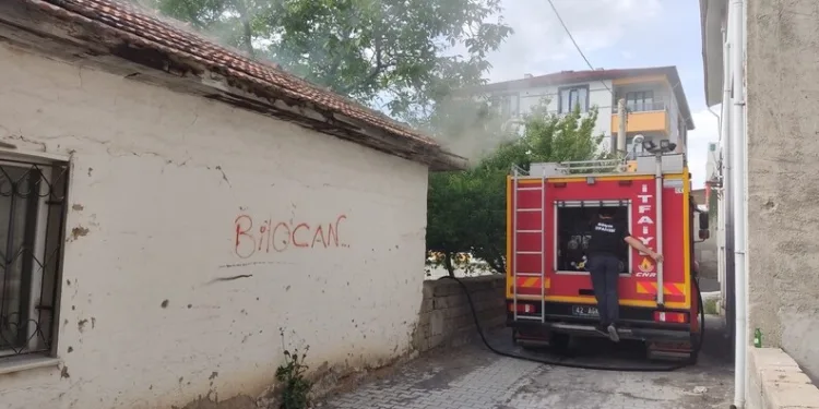 Alanya’da aydınlatma direğine çarpan minibüs devrildi