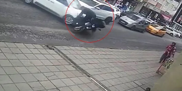 Sultangazi’de seyir halindeki motosiklet üzerinde tıraş