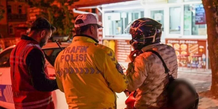 Sultangazi’de seyir halindeki motosiklet üzerinde tıraş