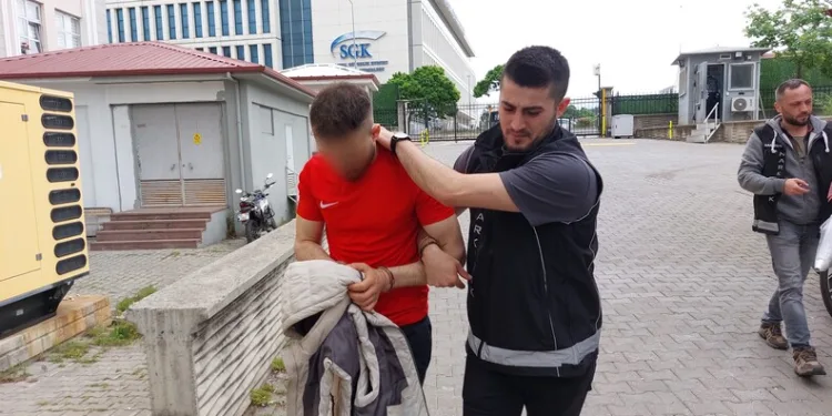 Yakalanınca çalışanın parmağını ısıran hırsız yere yatırılarak etkisiz hale getirildi
