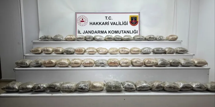 Yakalanınca çalışanın parmağını ısıran hırsız yere yatırılarak etkisiz hale getirildi