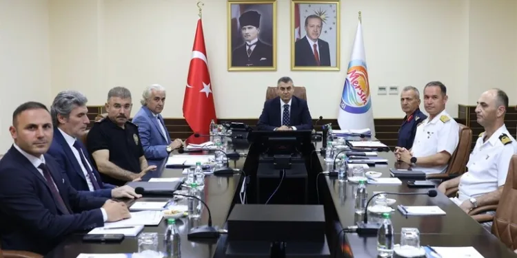 Yakalanınca çalışanın parmağını ısıran hırsız yere yatırılarak etkisiz hale getirildi