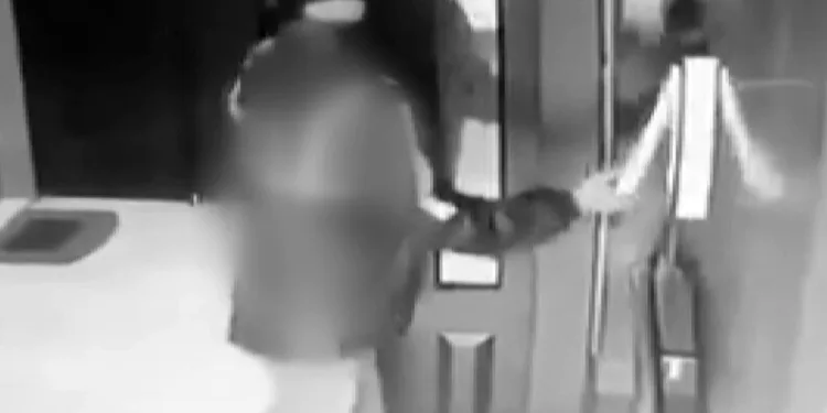 Yakalanınca çalışanın parmağını ısıran hırsız yere yatırılarak etkisiz hale getirildi