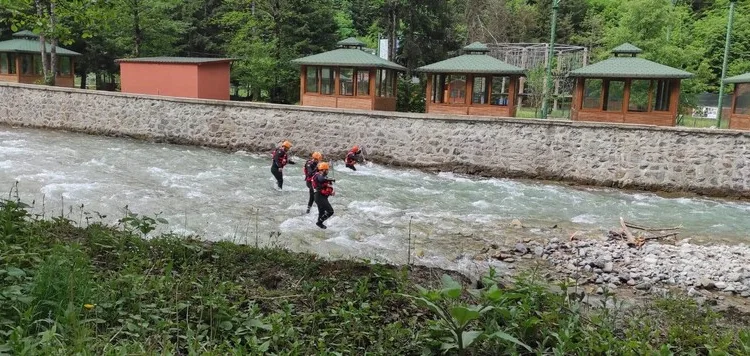 Yakalanınca çalışanın parmağını ısıran hırsız yere yatırılarak etkisiz hale getirildi