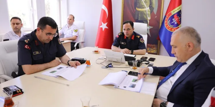 Yakalanınca çalışanın parmağını ısıran hırsız yere yatırılarak etkisiz hale getirildi