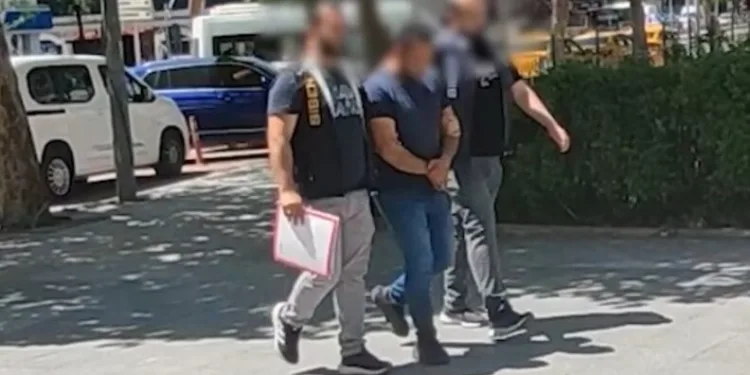 Yakalanınca çalışanın parmağını ısıran hırsız yere yatırılarak etkisiz hale getirildi