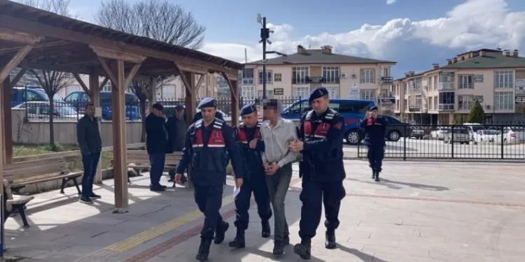 Yakalanınca çalışanın parmağını ısıran hırsız yere yatırılarak etkisiz hale getirildi