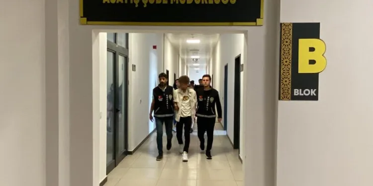 Yakalanınca çalışanın parmağını ısıran hırsız yere yatırılarak etkisiz hale getirildi