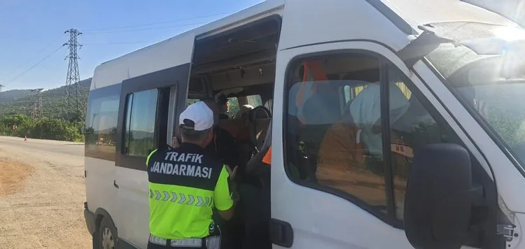 Yakalanmamak için keneviri evine ekerek tarlaya çevirmiş