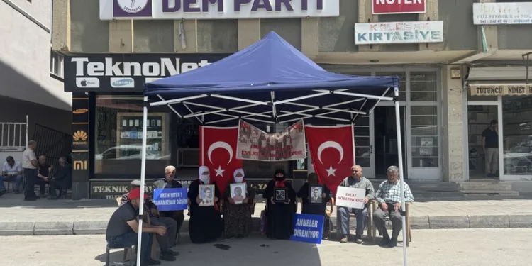 Yakalanmamak için keneviri evine ekerek tarlaya çevirmiş
