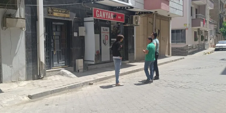 Çocukla birlikte çatıda halı yıkayan vatandaş kamerada