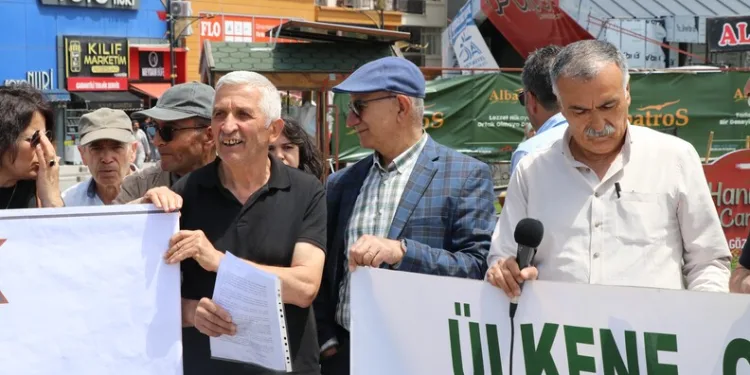 Çocukla birlikte çatıda halı yıkayan vatandaş kamerada