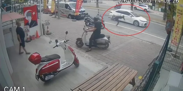 Çocukla birlikte çatıda halı yıkayan vatandaş kamerada