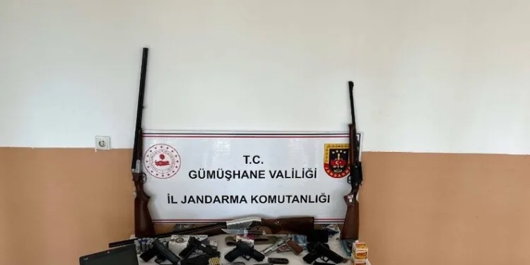 Çocukla birlikte çatıda halı yıkayan vatandaş kamerada