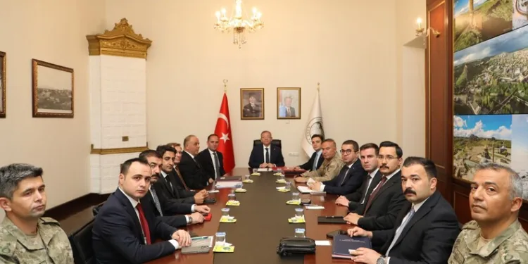 Çocukla birlikte çatıda halı yıkayan vatandaş kamerada