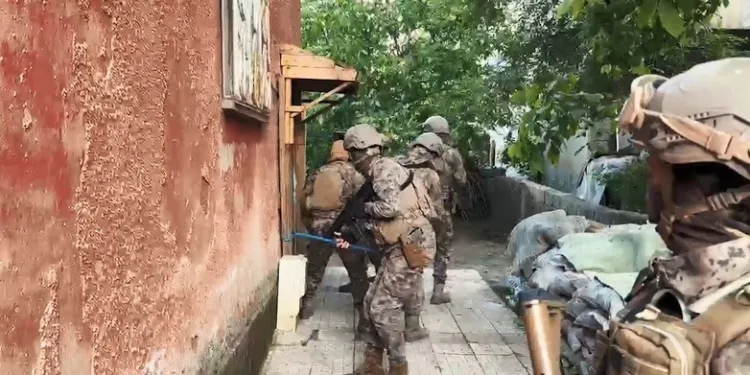 Bayrampaşa’da sosyal medyadan tanıştığı kadınları gasp eden zanlı kamerada