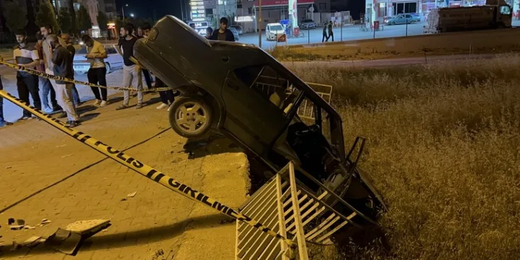 16 yaşındaki sürücü kaldırımdaki panoya çarptı