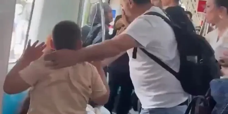 16 yaşındaki sürücü kaldırımdaki panoya çarptı