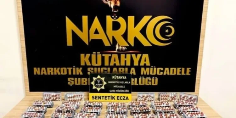16 yaşındaki sürücü kaldırımdaki panoya çarptı