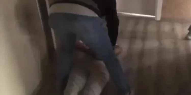 16 yaşındaki sürücü kaldırımdaki panoya çarptı