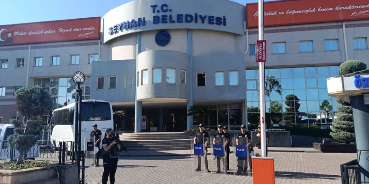 16 yaşındaki sürücü kaldırımdaki panoya çarptı
