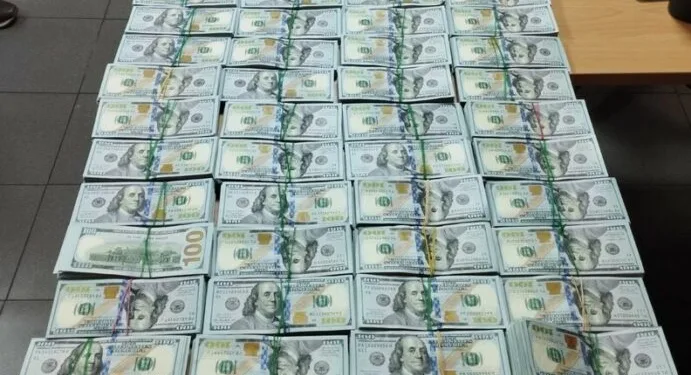 16 yaşındaki sürücü kaldırımdaki panoya çarptı