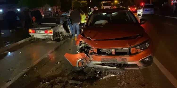 16 yaşındaki sürücü kaldırımdaki panoya çarptı