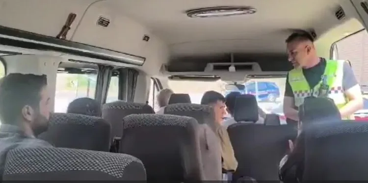 16 yaşındaki sürücü kaldırımdaki panoya çarptı