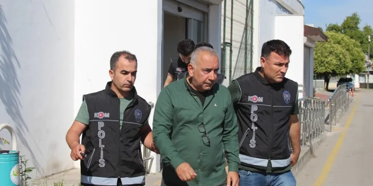 16 yaşındaki sürücü kaldırımdaki panoya çarptı