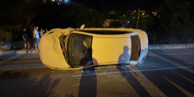 16 yaşındaki sürücü kaldırımdaki panoya çarptı