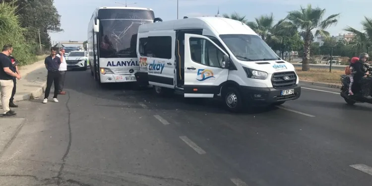 16 yaşındaki sürücü kaldırımdaki panoya çarptı