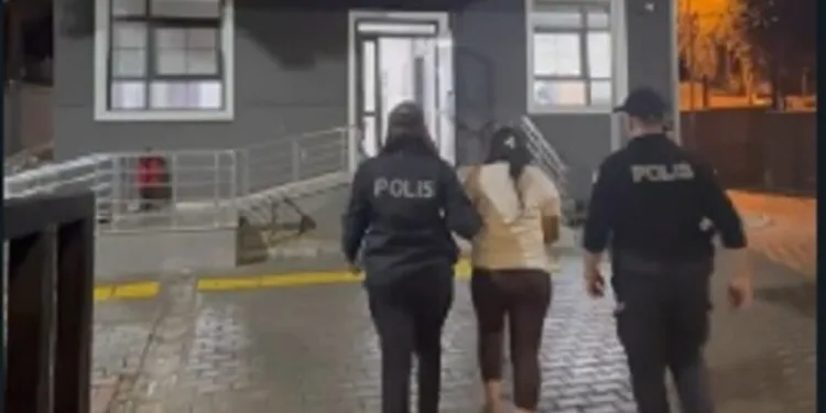16 yaşındaki sürücü kaldırımdaki panoya çarptı