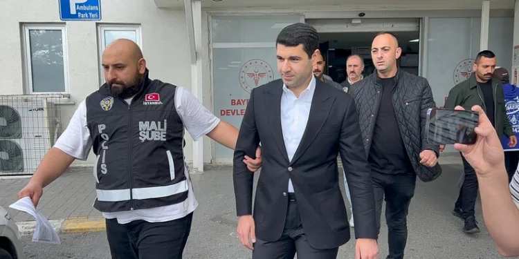 16 yaşındaki sürücü kaldırımdaki panoya çarptı